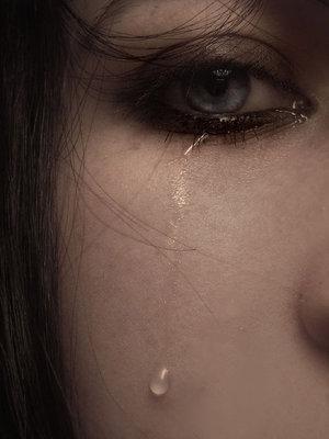 Pleure : les larmes sont les pétales du coeur.
